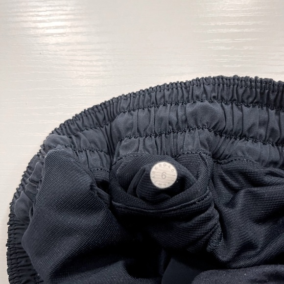 Lulu Lemon Hotty Hot shorts - Picture 2 of 3